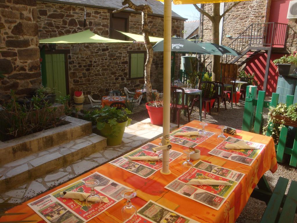 Auberge Du Chateau Châteauneuf-dʼIlle-et-Vilaine Bagian luar foto