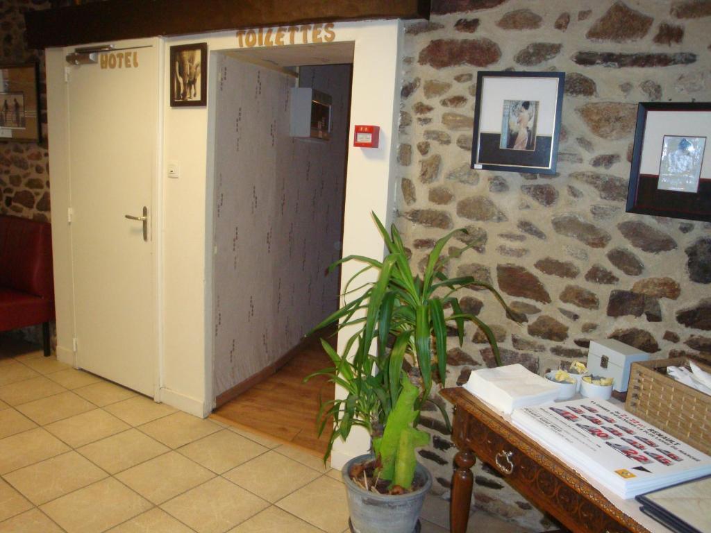 Auberge Du Chateau Châteauneuf-dʼIlle-et-Vilaine Bagian luar foto