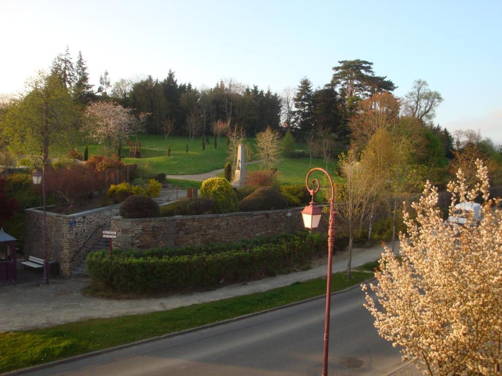 Auberge Du Chateau Châteauneuf-dʼIlle-et-Vilaine Bagian luar foto